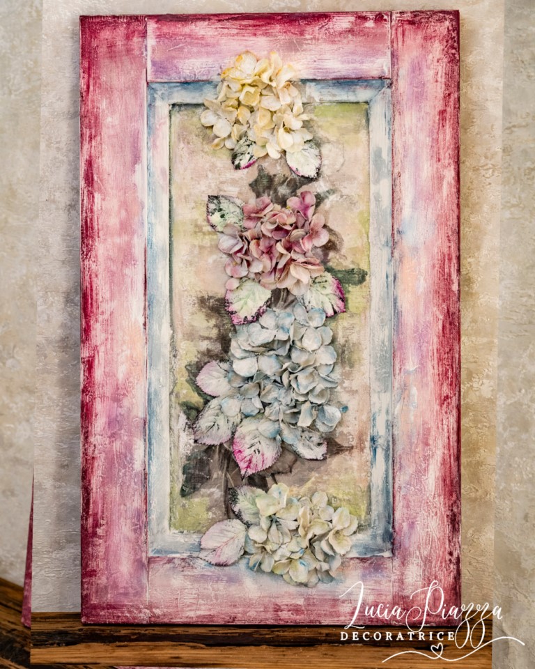 Composizione di Ortensie tridimensionali e fiori sintetici su vecchia antina.