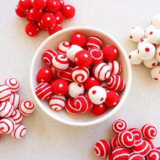 Palline di lana cardata natalizie